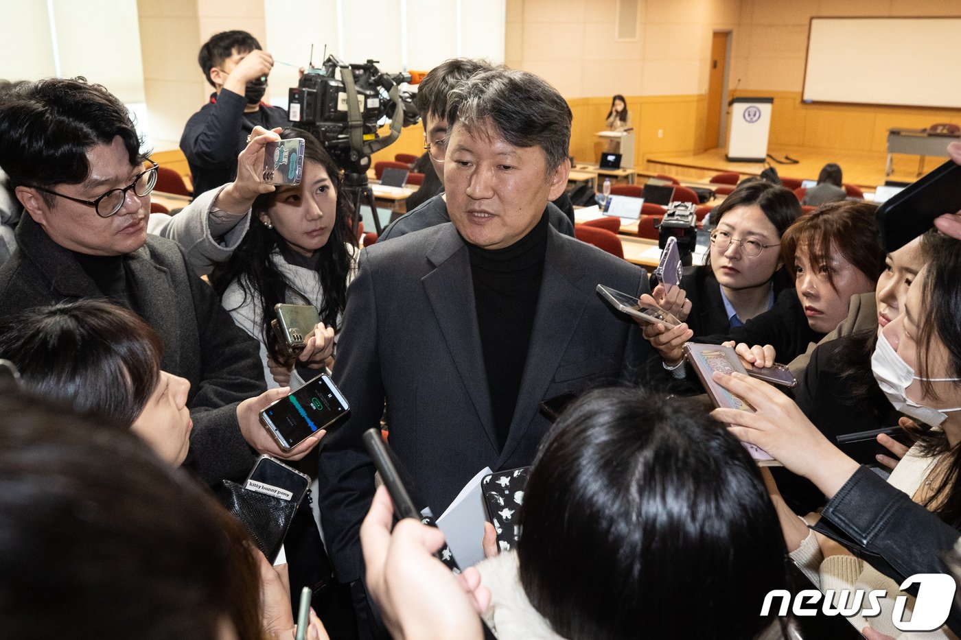 김창수 전국의과대학교수협의회장이 25일 서울 서대문구 신촌 세브란스병원에서 기자회견을 열고 의대정원 증원에 대한 입장을 밝힌 후 취재진 질문에 답하고 있다. 2024.3.25/뉴스1 ⓒ News1 유승관 기자