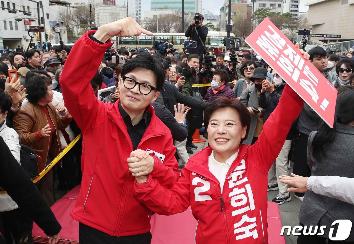 본문 이미지 - 한동훈 국민의힘 비상대책위원장과 윤희숙 제22대 총선 서울 중성동갑 후보가 25일 오전 서울 성동구 왕십리역 광장에서 시민들에게 인사를 하고 있다. 2024.3.25/뉴스1 ⓒ News1 임세영 기자