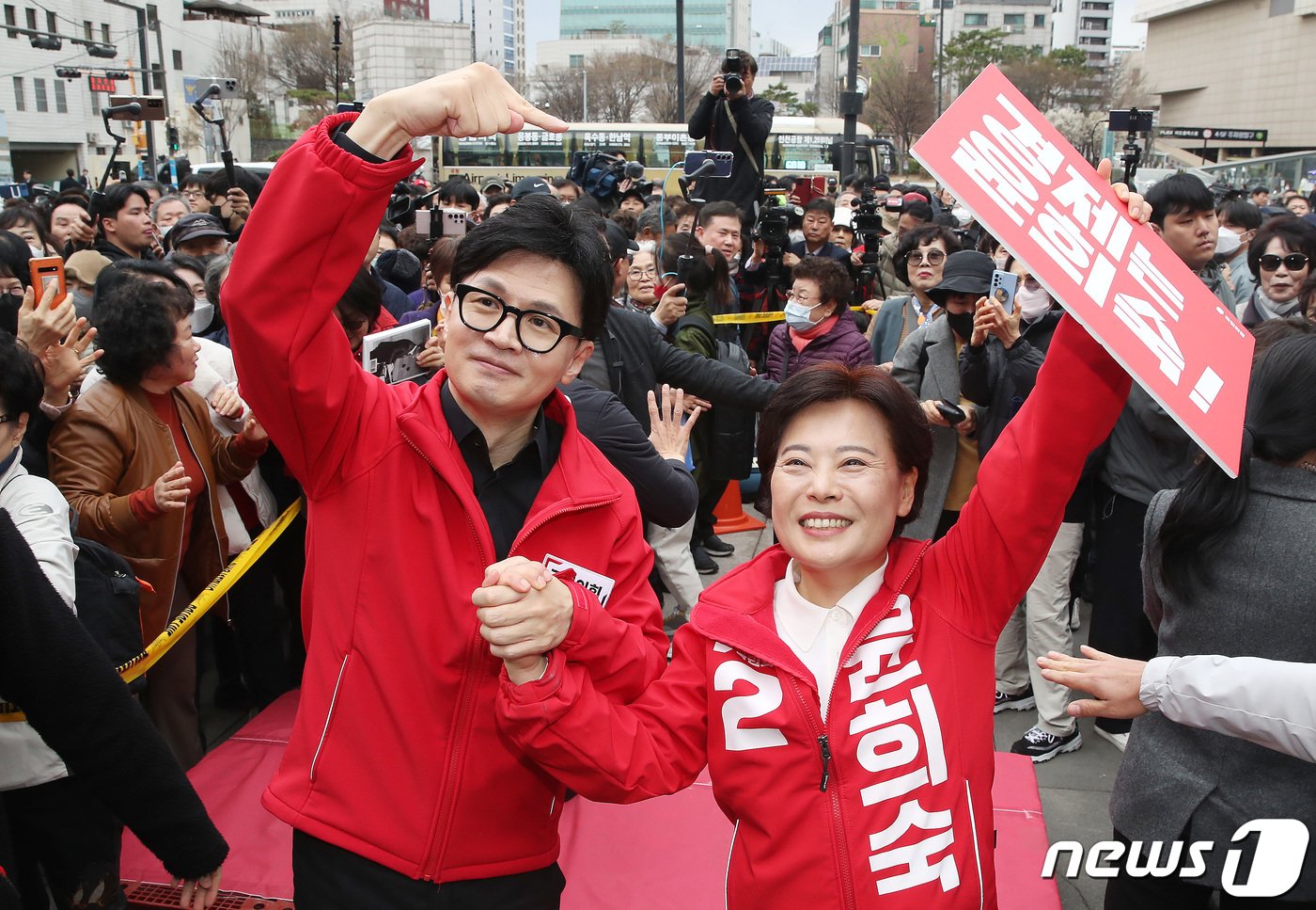 한동훈 국민의힘 비상대책위원장과 윤희숙 제22대 총선 서울 중성동갑 후보가 25일 오전 서울 성동구 왕십리역 광장에서 시민들에게 인사를 하고 있다. 2024.3.25/뉴스1 ⓒ News1 임세영 기자