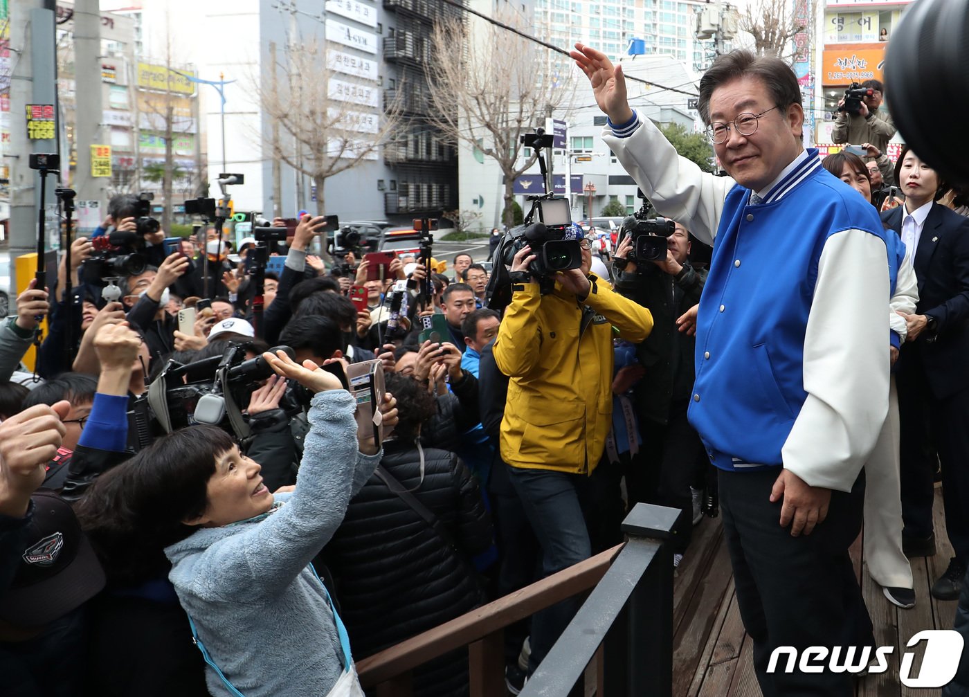 이재명 더불어민주당 대표가 25일 경남 창원시 성산구 반송시장에서 시민들에게 인사를 하고 있다. 2024.3.25/뉴스1 ⓒ News1 윤일지 기자