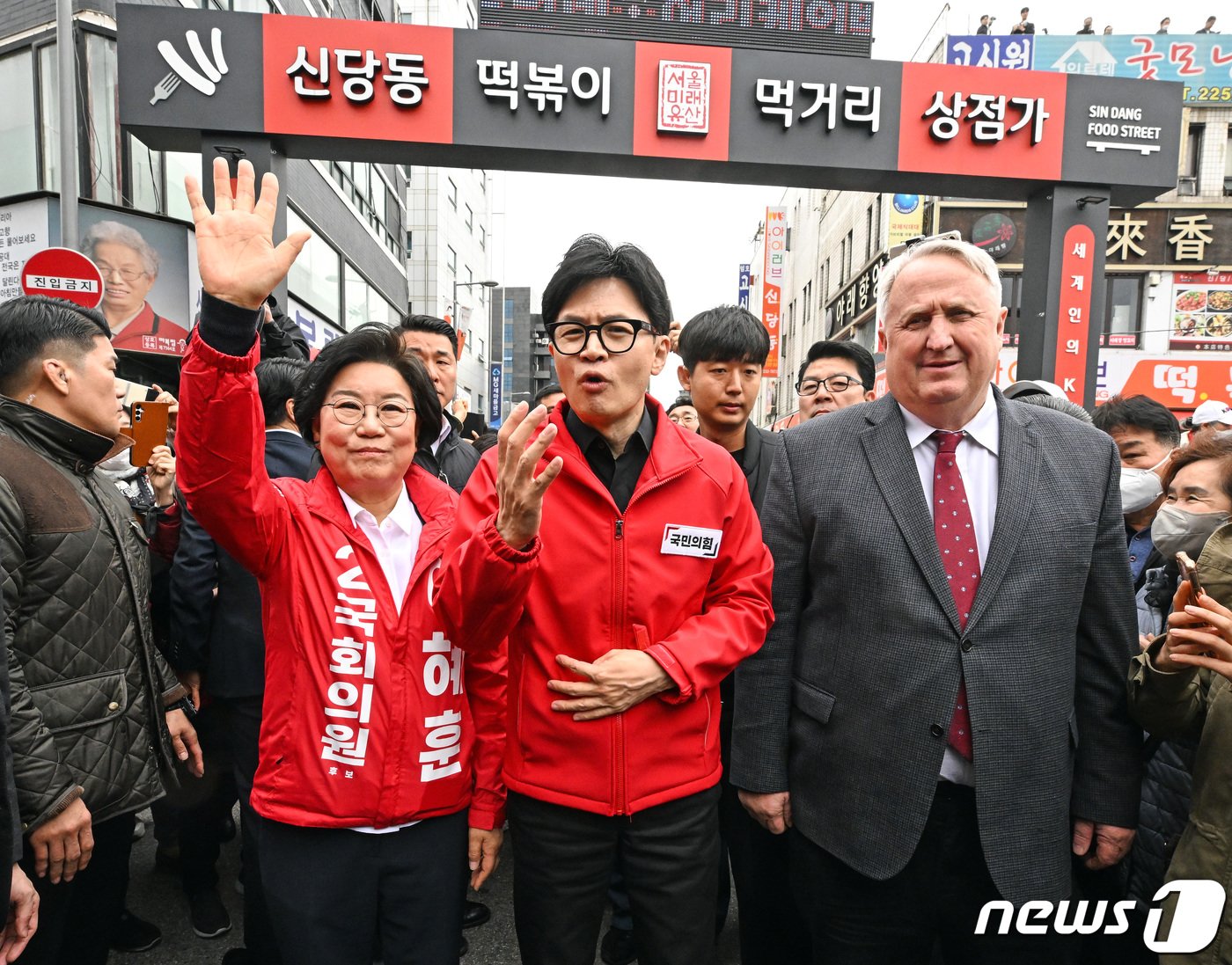 한동훈 국민의힘 총괄선거대책위원장 겸 비상대책위원장과 인요한 국민의미래 선거대책위원장, 이혜훈&#40;중구성동구을&#41; 후보가 25일 서울 신당동 떡볶이타운 거리에서 시민들에게 인사를 하고 있다. &#40;공동취재&#41; 2024.3.25/뉴스1 ⓒ News1 임세영 기자