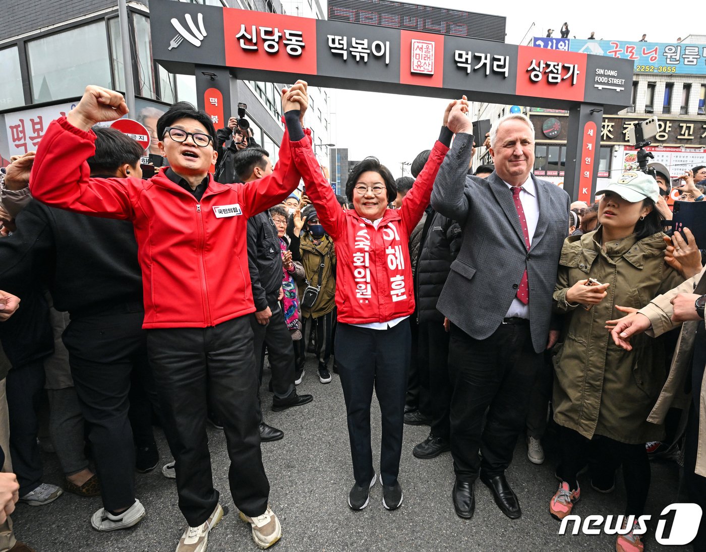 한동훈 국민의힘 총괄선거대책위원장 겸 비상대책위원장과 인요한 국민의미래 선거대책위원장, 이혜훈&#40;중구성동구을&#41; 후보가 25일 서울 신당동 떡볶이타운 거리에서 시민들에게 인사를 하고 있다. &#40;공동취재&#41; 2024.3.25/뉴스1 ⓒ News1 임세영 기자