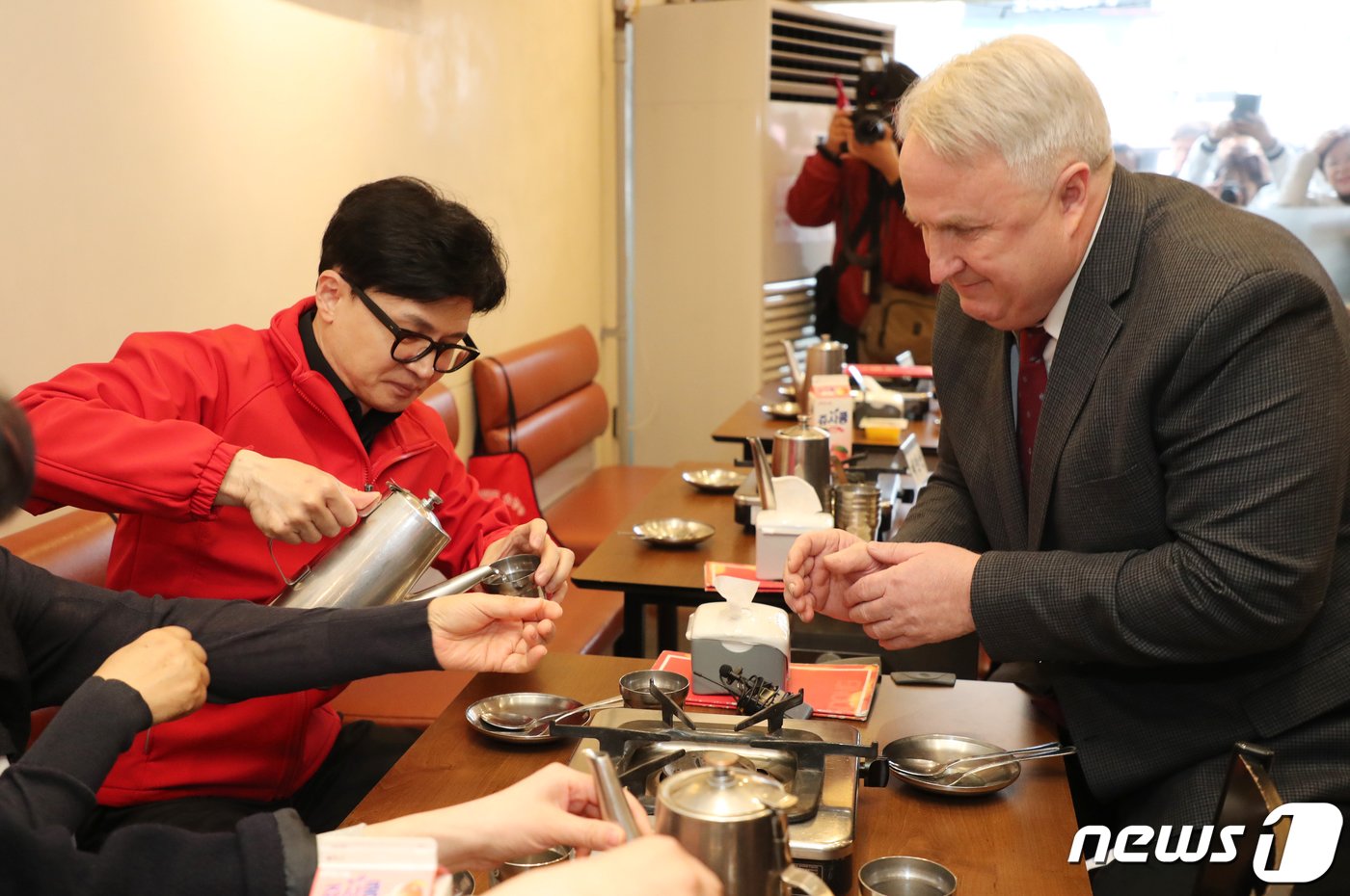 한동훈 국민의힘 총괄선거대책위원장이 25일 서울 중구 신당동 떡볶이 타운을 찾아 이혜훈 중구성동구을 국회의원 후보, 인요한 국민의미래 비례대표 국회의원 후보 등에게 물을 따라 주고 있다. &#40;공동취재&#41; 2024.3.25/뉴스1 ⓒ News1 임세영 기자