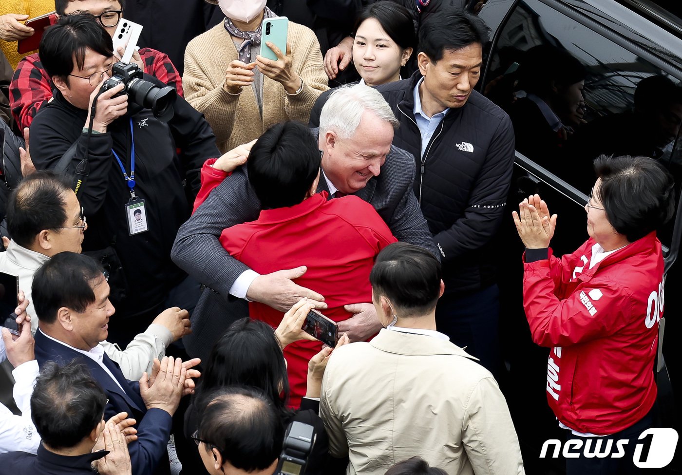 한동훈 국민의힘 총괄선대위원장과 인요한 국민의미래 선거대책위원장이 25일 서울 중구 신당동 떡볶이타운 앞에서 만나 포옹하고 있다. &#40;공동취재&#41; 2024.3.25/뉴스1 ⓒ News1 임세영 기자