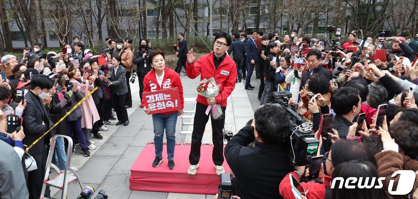 한동훈 국민의힘 총괄선대위원장이 25일 오전 서울 왕십리역 광장에서 서울중구성동구갑 윤희숙 후보와 함께 지지를 호소하고 있다. &#40;공동취재&#41; 2024.3.25/뉴스1 ⓒ News1 임세영 기자