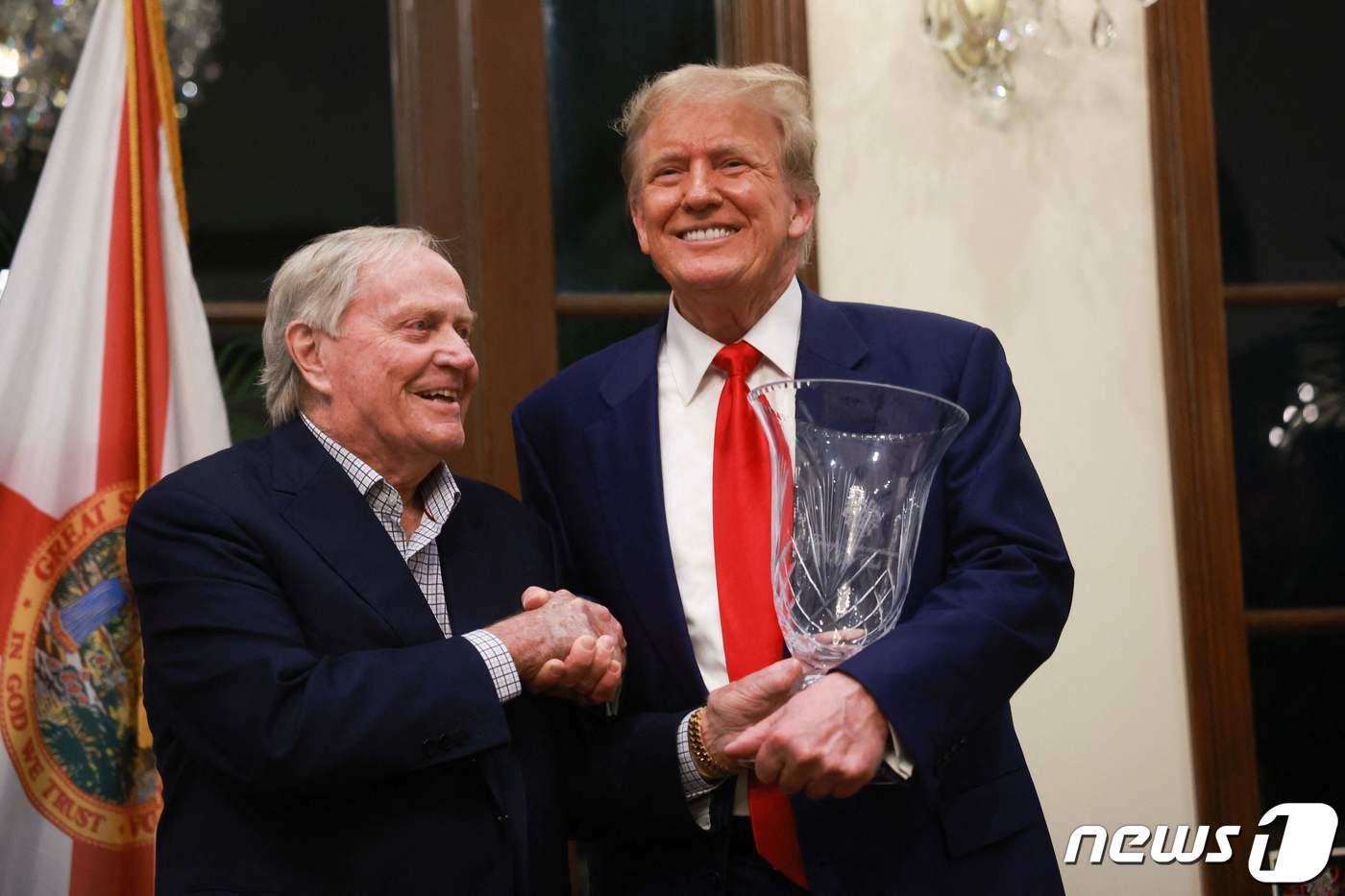 본문 이미지 - 도널드 트럼프 전 미국 대통령이 지난 3월 24일(현지시간) 플로리다주 웨스트 팜 비치의 트럼프 인터내셔널 골프클럽에서 열린 시상식서 잭 니클라우스로부터 트로피를 받고 있다. 2024. 3. 25 ⓒ AFP=뉴스1 ⓒ News1 우동명 기자