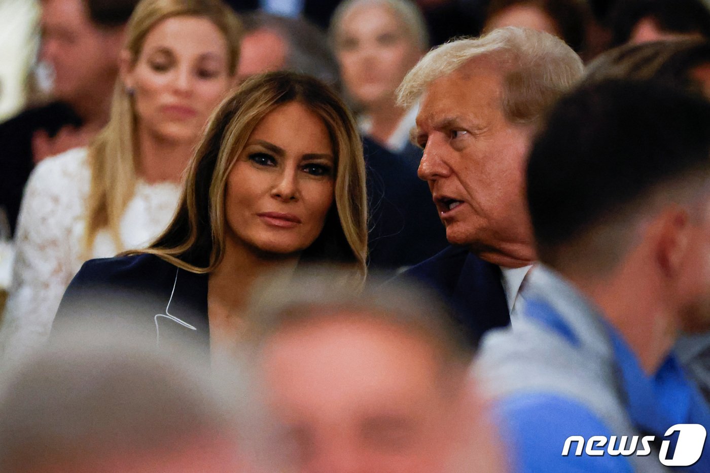 본문 이미지 - 도널드 트럼프 전 미국 대통령과 부인 멜라니아 여사가 24일(현지시간) 플로리다주 웨스트 팜비치의 트럼프 인터내셔널 골프클럽에서 열린 시상식에 참석해 얘기를 하고 있다. 2024.3.25. ⓒ 로이터=뉴스1 ⓒ News1 우동명 기자