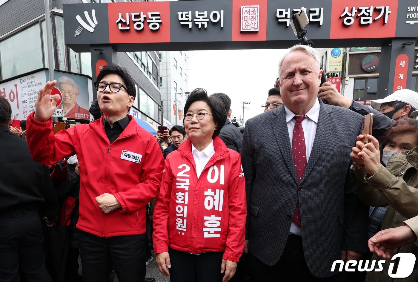 한동훈 국민의힘 총괄선대위원장 25일 오전 서울 중구 퇴계로 신당동 떡볶이타운에서 인요한 국민의미래 선거대책위원장, 이혜훈 후보와 함께 시민들에게 인사를 하고 있다. &#40;공동취재&#41; 2024.3.25/뉴스1 ⓒ News1 임세영 기자