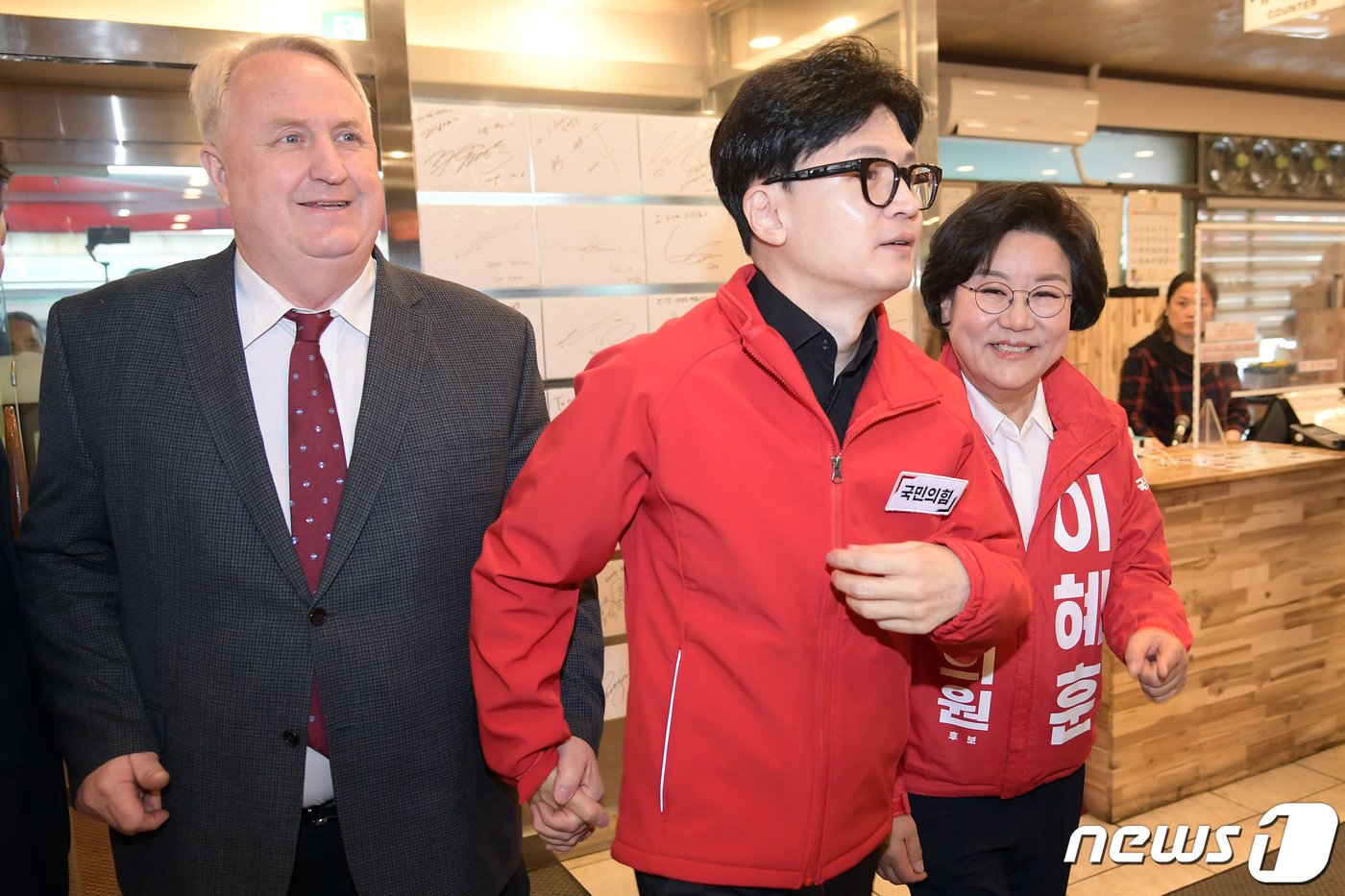 본문 이미지 - 한동훈 국민의힘 총괄선거대책위원장과 이혜훈 중구성동구을 후보, 국민의미래 인요한 선거대책위원장이 25일 서울 중구 신당동 떡볶이 타운을 찾아 한 식당에 함께 들어서고 있다. (공동취재) 2024.3.25/뉴스1 ⓒ News1 임세영 기자