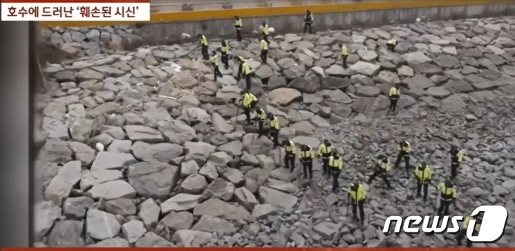 본문 이미지 - 2015년 4월 5일, 경찰 기동대 3개 중대 경력 등 380명에 이르는 경찰이 토막 시신을 찾기 위해 시화호 방조제를 수색하는 모습 (JTBC 갈무리) ⓒ 뉴스1 