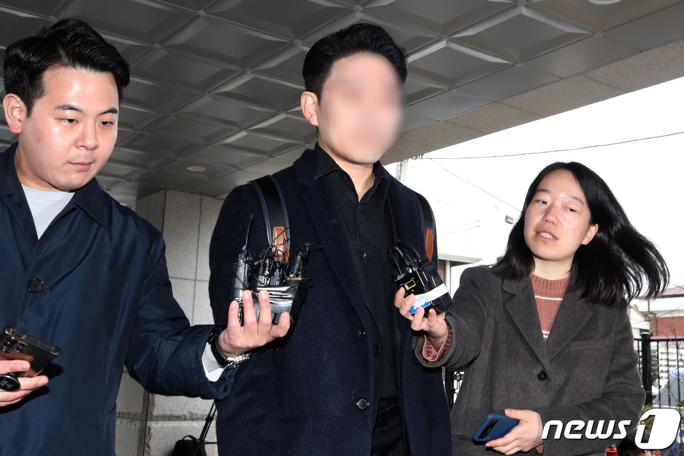 본문 이미지 - 온라인 커뮤니티 '메디스태프' 대표 기 모 씨가 25일 오후 집단행동에 불참한 전공의 명단인 '전공의 블랙리스트'가 온라인에 올라온 것과 관련한 조사를 받기 위해 서울경찰청 사이버범죄수사대에 출석하고 있다. 2024.3.25/뉴스1 ⓒ News1 이광호 기자