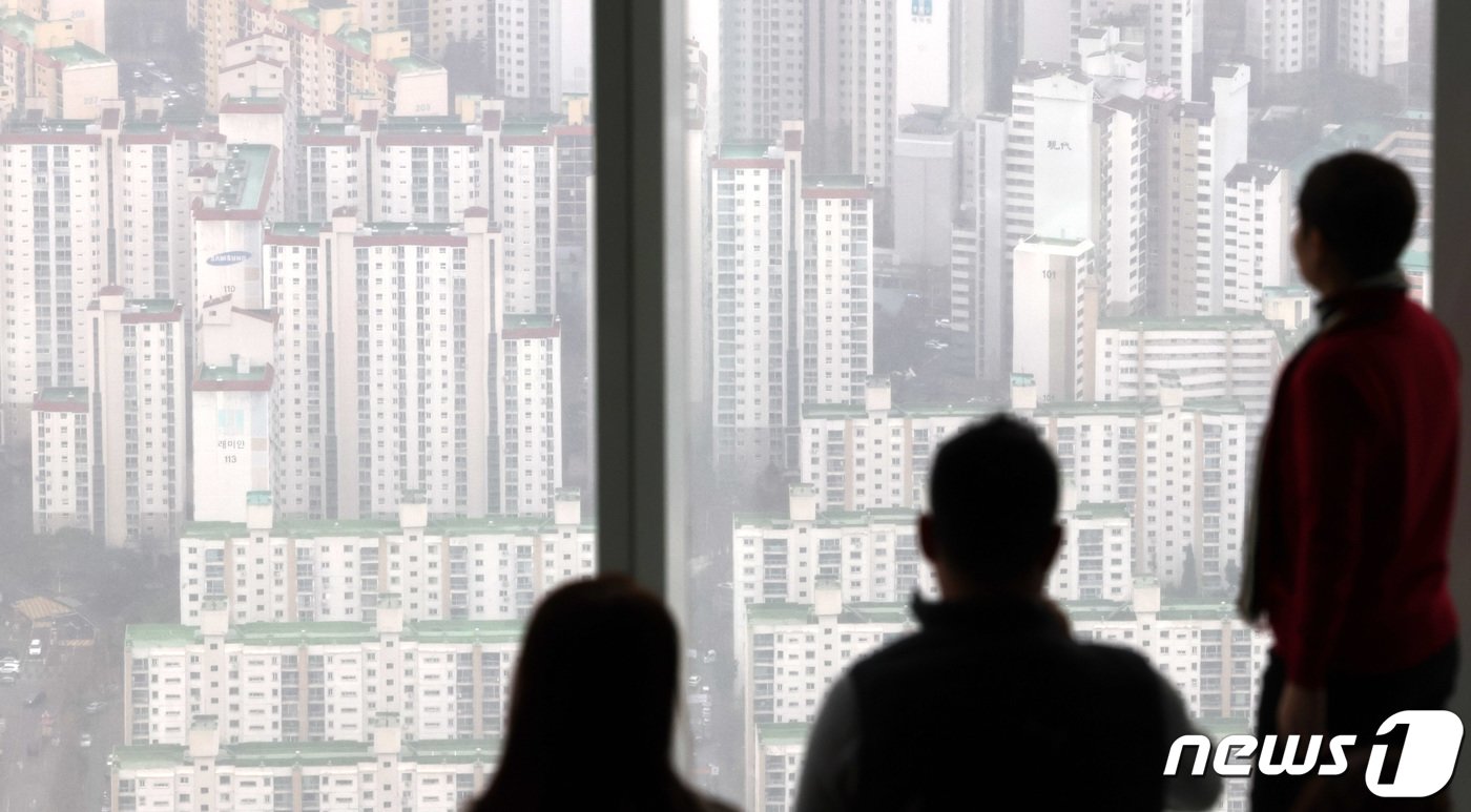 본문 이미지 - 서울 송파구 서울스카이 전망대에서 아파트 단지가 보이고 있다. 2024.3.25/뉴스1 ⓒ News1 박지혜 기자