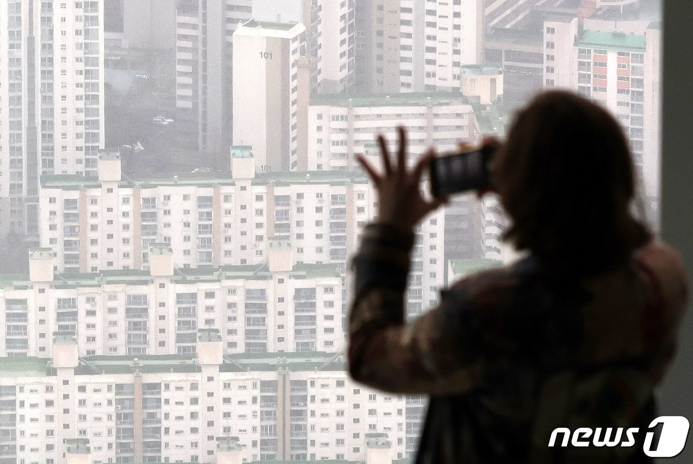 (서울=뉴스1) 박지혜 기자 = 아파트 청약제도가 대대적으로 개편된 25일 서울 송파구 서울스카이 전망대에서 아파트 단지가 보이고 있다.이날부터 새롭게 바뀐 '주택공급에 관한 규칙 …