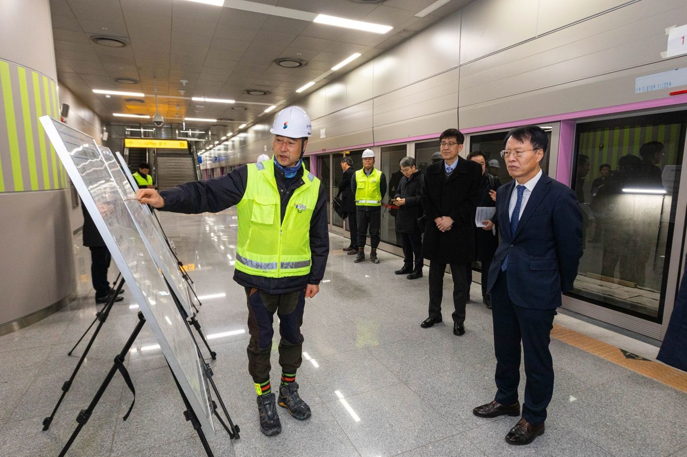 본문 이미지 - 권용복 한국교통안전공단 이사장(오른쪽)이 GTX A 현장 안전점검을 하고 있다.(한국교통안전공단 제공)