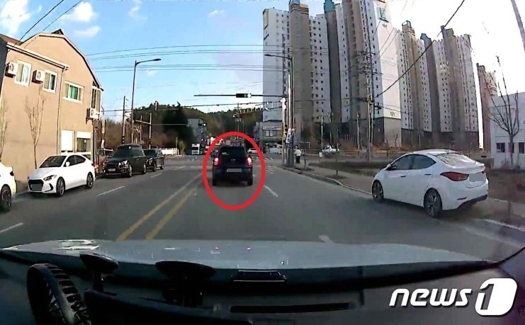 본문 이미지 - 사고 차량이 모닝 차량을 충돌하기 직전 메인 좌우 제동등이 켜진 모습.(원고 측 제공) 2024.1.29/뉴스1