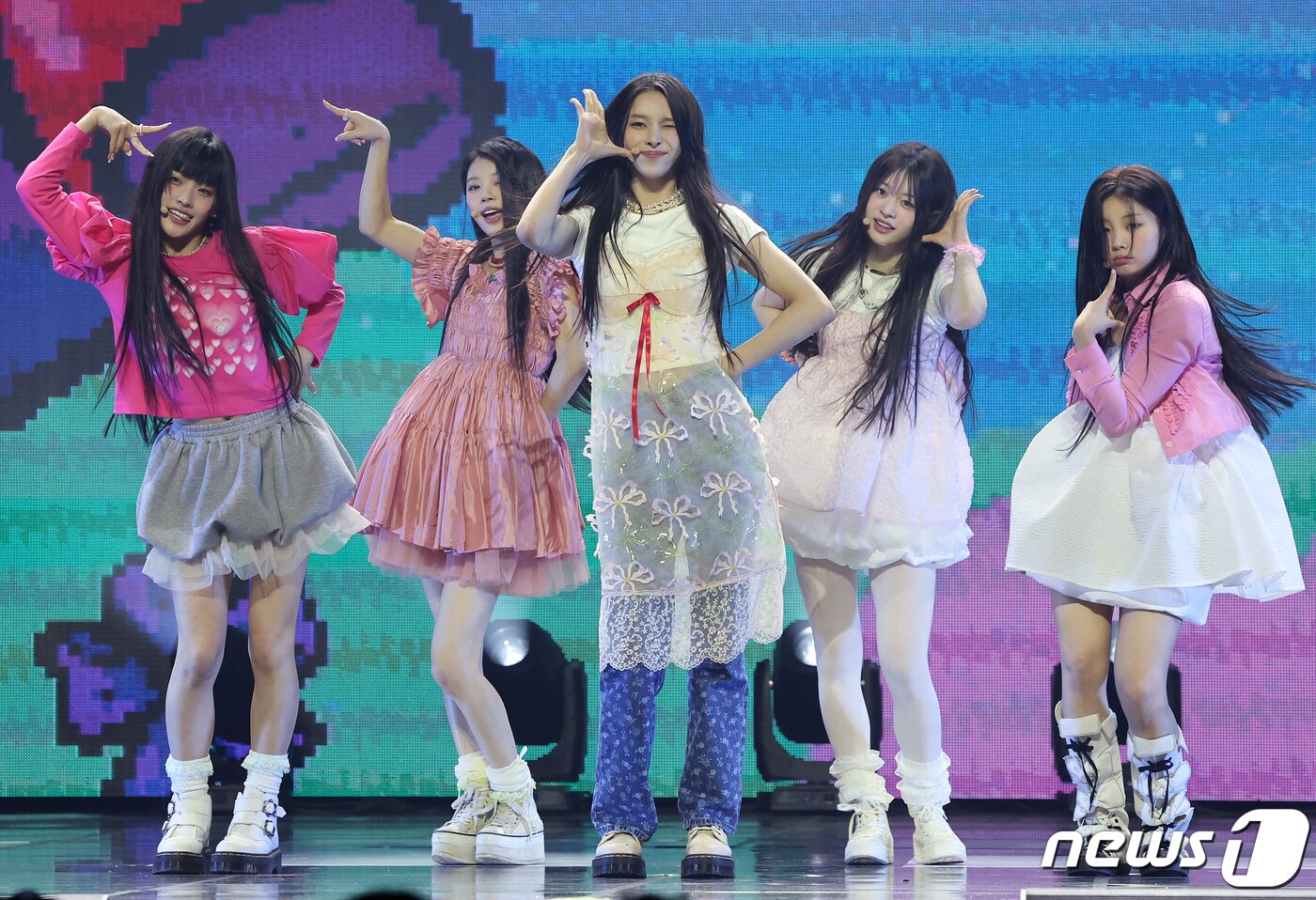 본문 이미지 - 신인 걸그룹 아일릿(I'LL-IT)이 25일 오후 서울 용산구 한남동 블루스퀘어에서 열린 미니 1집 '수퍼 리얼 미'(SUPER REAL ME) 발매 기념 쇼케이스에서 열정적인 무대를 펼치고 있다. 아일릿은 하이브가 르세라핌과 뉴진스에 이어 세 번째로 선보이는 걸그룹으로, 지난해 방송된 JTBC 오디션 프로그램 '알유넥스트'(R U NEXT)를 통해 선발된 윤아·민주·모카·원희·이로하 5인으로 구성됐다. 2024.3.25/뉴스1 ⓒ News1 김진환 기자