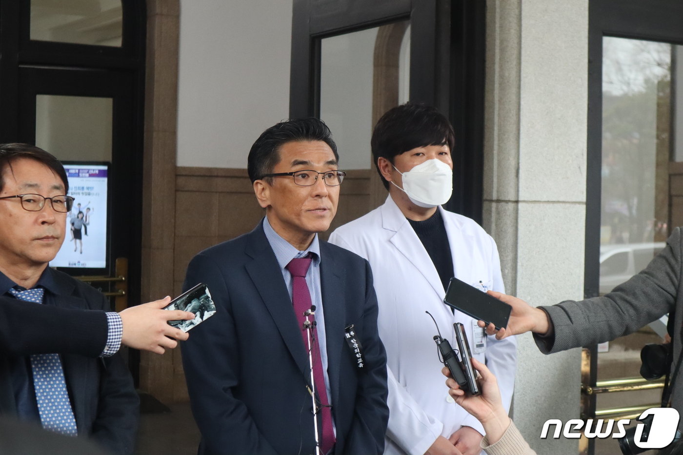 본문 이미지 - 충북대학교병원·의과대학 비상대책위원회가  25일 김영환 지사와의 간담회에 앞서 질의응답을 받고 있다.2024.03.25.ⓒ 뉴스1 박건영 기자