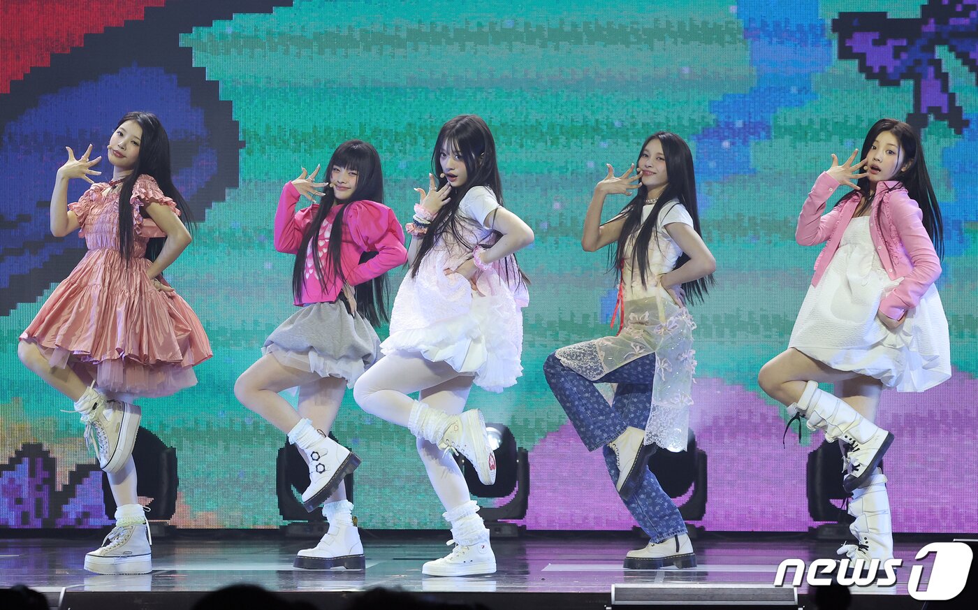 본문 이미지 - 신인 걸그룹 아일릿(I'LL-IT)이 25일 오후 서울 용산구 한남동 블루스퀘어에서 열린 미니 1집 '수퍼 리얼 미'(SUPER REAL ME) 발매 기념 쇼케이스에서 열정적인 무대를 펼치고 있다. 아일릿은 하이브가 르세라핌과 뉴진스에 이어 세 번째로 선보이는 걸그룹으로, 지난해 방송된 JTBC 오디션 프로그램 '알유넥스트'(R U NEXT)를 통해 선발된 윤아·민주·모카·원희·이로하 5인으로 구성됐다. 2024.3.25/뉴스1 ⓒ News1 김진환 기자