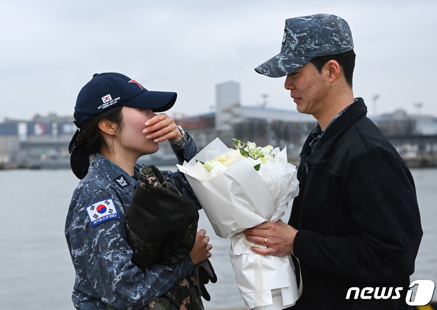 본문 이미지 - 25일 해군1함대 사령부에서 열린 청해부대 41진 양만춘함 환영행사에 파병임무를 마치고 복귀한 청해부대원이 가족과 인사를 나누고 있다.(해군1함대 제공) 2024.3.25/뉴스1 ⓒ News1 윤왕근 기자