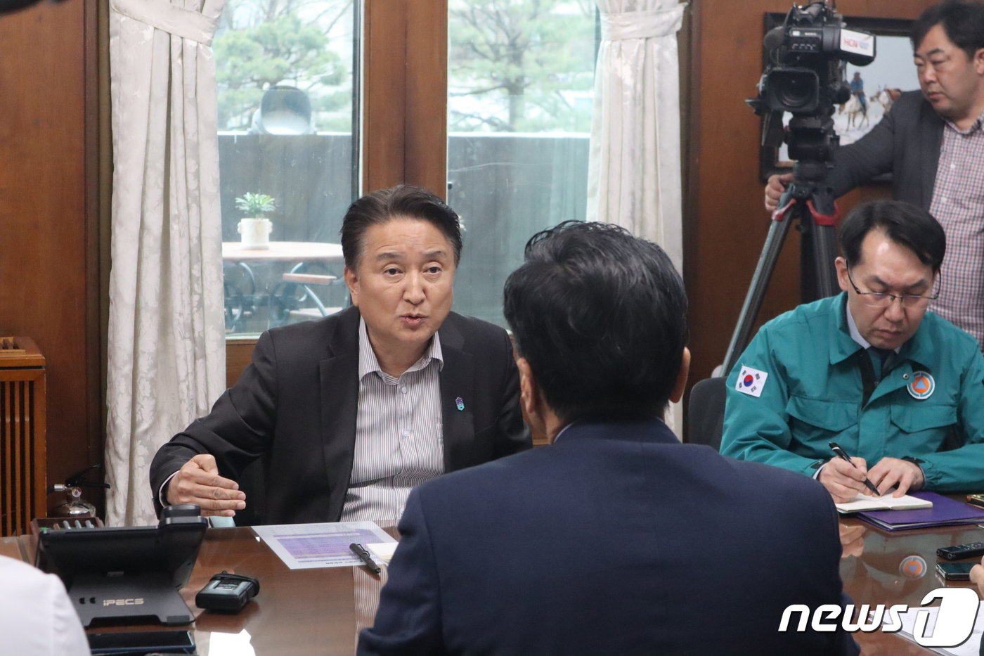 본문 이미지 - 충북대 의대 교수 설득하는 김영환 지사.2024.03.25.ⓒ 뉴스1 박건영 기자