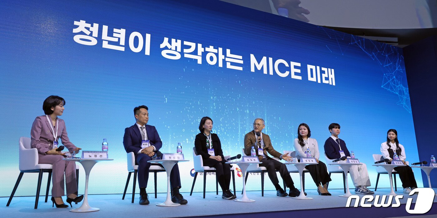 본문 이미지 - 유인촌 문화체육관광부 장관이 서울 서초구 세빛섬 플로팅 아일랜드에서 열린 ‘마이스 글로벌 도약 선포식’에서 마이스산업 청년대표들과 청년이 생각하는 마이스 미래에 대한 의견을 나누고 있다. &#40;문화체육관광부 제공&#41; /뉴스1