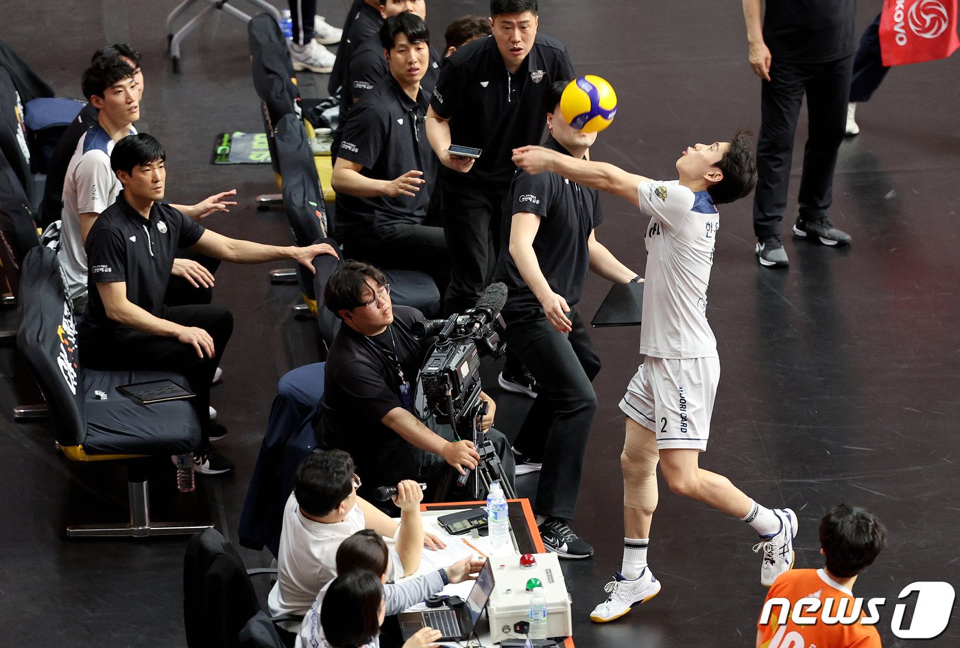 25일 오후 경기 안산시 상록수체육관에서 열린 남자 프로배구 &#39;2023-2024 도드람 V리그&#39; 플레이오프 2차전 OK금융그룹과 우리카드 경기에서 우리카드 한태준이 벤치에서 공을 받아내고 있다. 2024.3.25/뉴스1 ⓒ News1 장수영 기자