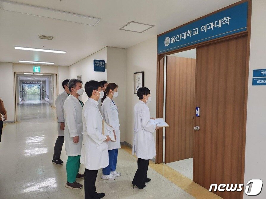 본문 이미지 - 울산대학교 의과대학 교수 비상대책위원회가 25일 울산대 의대 학장실에 사직서를 제출하는 모습(울산대학교 의과대학 교수 비상대책위원회 제공)