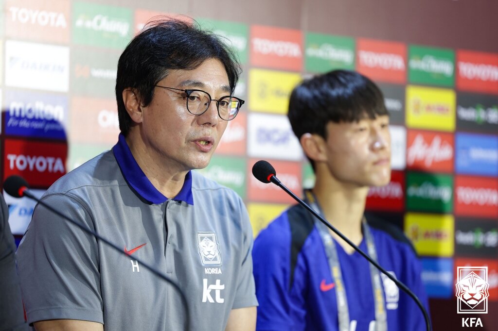 본문 이미지 - 황선홍 한국축구대표팀 임시 감독이 25일 태국 방콕 라자망갈라 스타디움에서 열린 2026 북중미 월드컵 아시아 지역 2차 예선 C조 4차전 한국-태국전 공식 기자회견에서 취재진 질문에 답하고 있다.(대한축구협회 제공) 2024.3.25/뉴스1 ⓒ News1 김명섭 기자