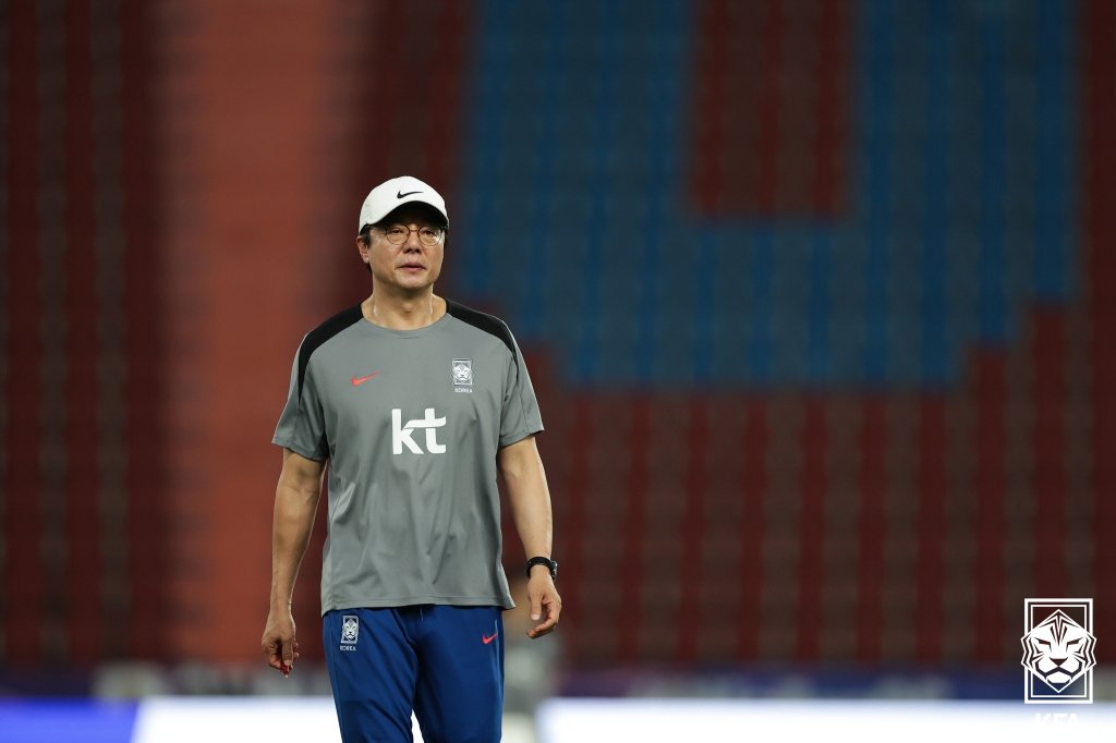 본문 이미지 - 황선홍 한국 축구대표팀 임시 감독이 25일 태국 방콕 라자망갈라 스타디움에서 태국과 2026 북중미 월드컵 아시아 지역 2차 예선 C조 4차전 경기를 앞두고 훈련하는 선수들을 바라보고 있다. (대한축구협회 제공) 2024.3.25/뉴스1 ⓒ News1 김명섭 기자