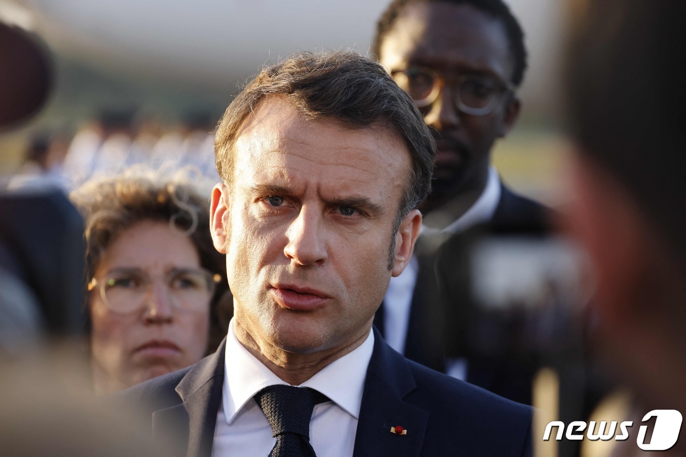 (기아나 AFP=뉴스1) 김성식 기자 = 이틀간의 일정으로 남미 프랑스령 기아나를 방문한 에마뉘엘 마크롱 프랑스 대통령이 25일(현지시간) 기아나 수도 카옌의 펠릭스 에보우에 공항 …