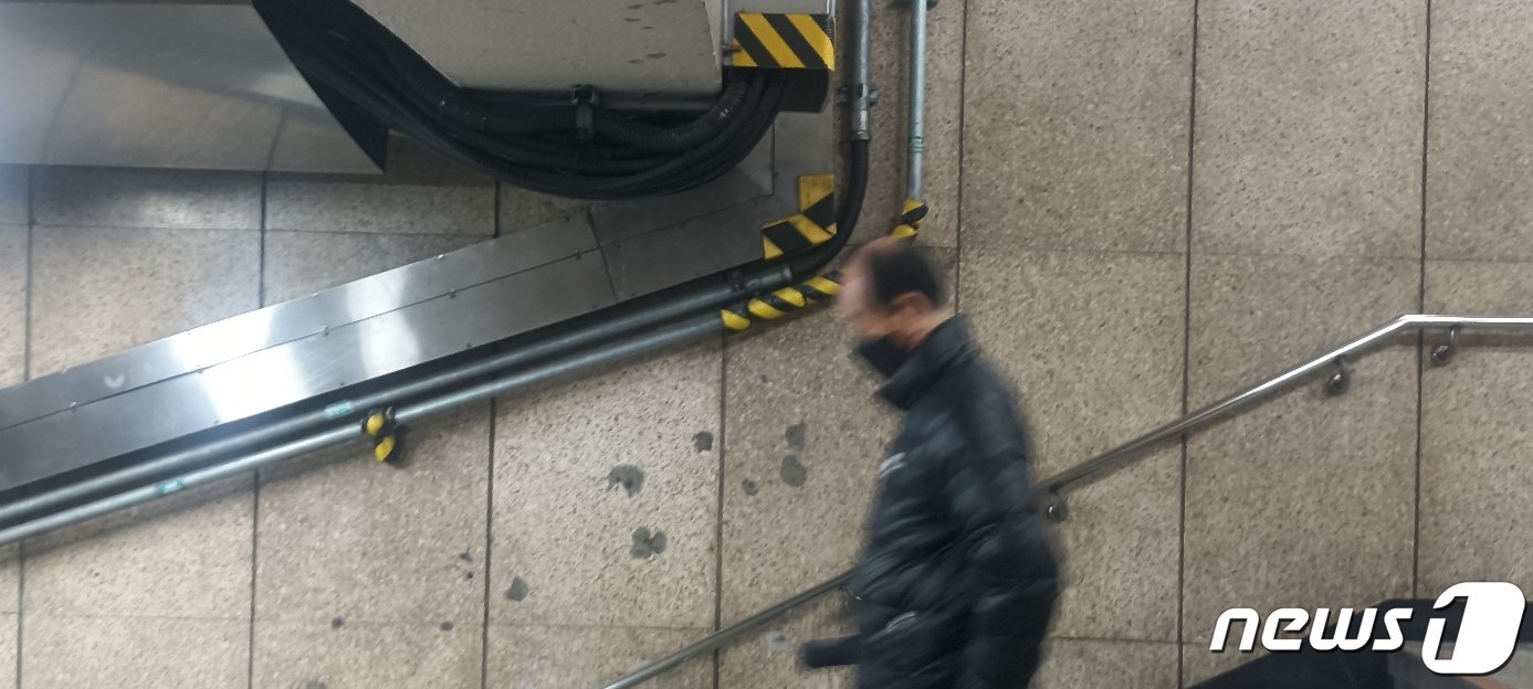 본문 이미지 - 키높이로 노출된 제기동역 전선과 파이프. ⓒ 뉴스1 박우영 기자