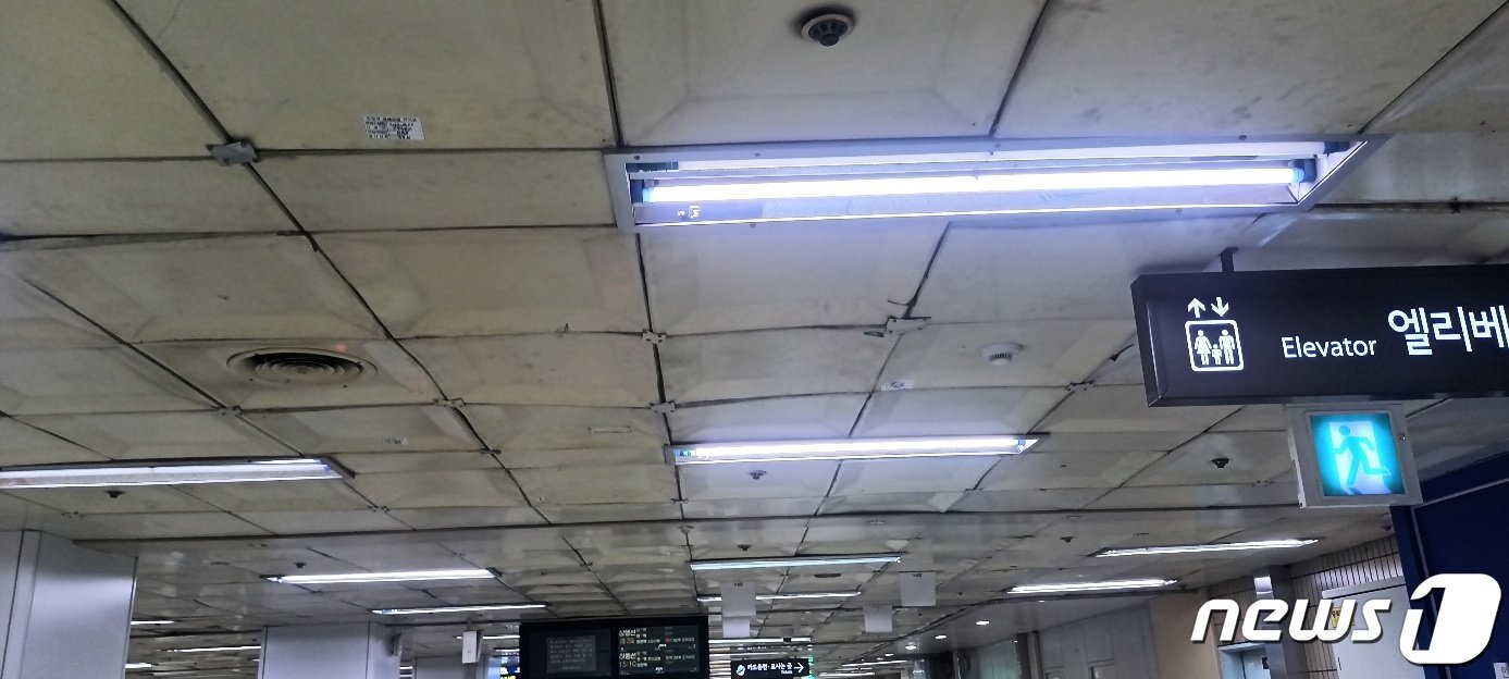 본문 이미지 - 종각역 천장 일부 구간이 전반적으로 수평이 맞지 않는 모습. ⓒ 뉴스1 박우영 기자