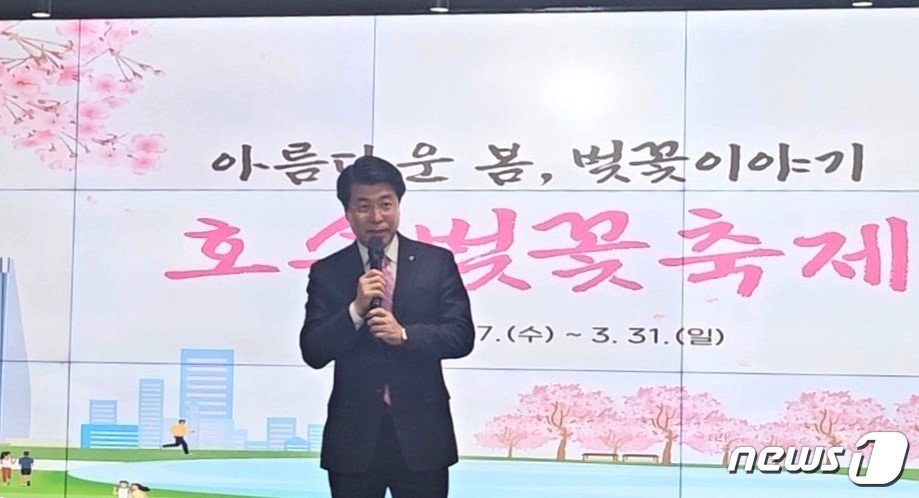  벚꽃 색깔의 넥타이를 착용 서강석 송파구청장. 2024.03.26. 오현주 기자 