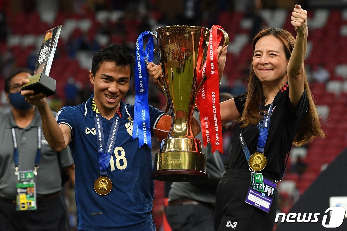 본문 이미지 - 한국전 승리에 화끈한 공약을 내건 누알판 람삼(오른쪽) 태국축구협회장. ⓒ AFP=뉴스1