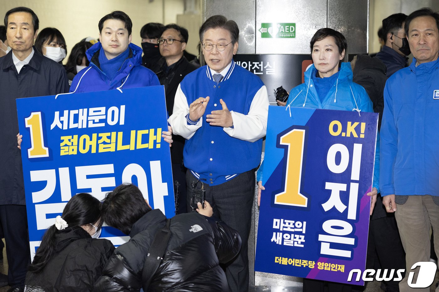 본문 이미지 - 이재명 더불어민주당 대표 겸 공동선대위원장이 26일 오전 김동아(서대문구갑), 이지은(마포구갑) 후보와 함께 서울 아현역에서 출근길 시민들에게 인사를 하고 있다. (공동취재) 2024.3.26/뉴스1 ⓒ News1 임세영 기자