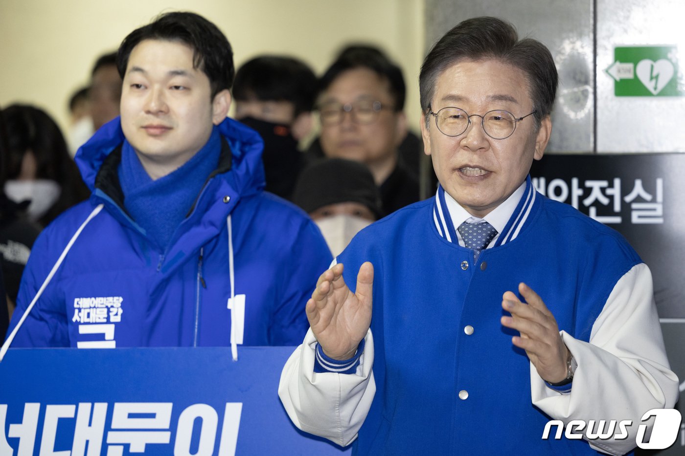 본문 이미지 - 이재명 더불어민주당 대표가 26일 오전 서울 서대문구 아현역에서 김동아 서대문구갑 후보와 함께 출근길 시민들에게 인사하고 있다. (공동취재) 2024.3.26/뉴스1 ⓒ News1 임세영 기자