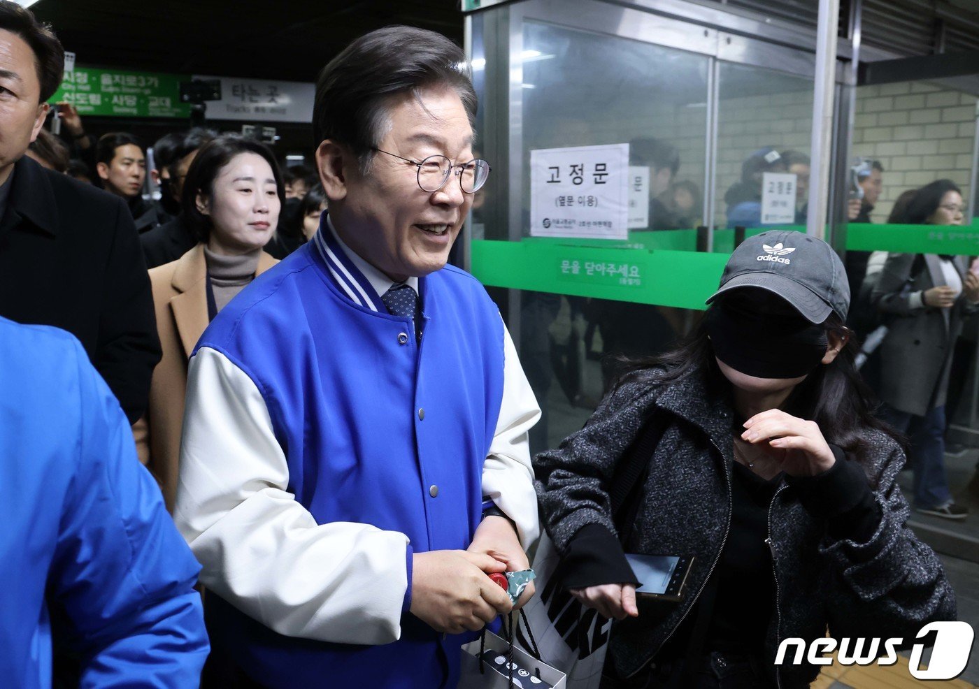 본문 이미지 - 이재명 더불어민주당 대표가 26일 서울 서대문구 지하철 아현역에서 출근길 시민들에게 인사하며 지지를 호소하고 있다. (공동취재) 2024.3.26/뉴스1 ⓒ News1 임세영 기자