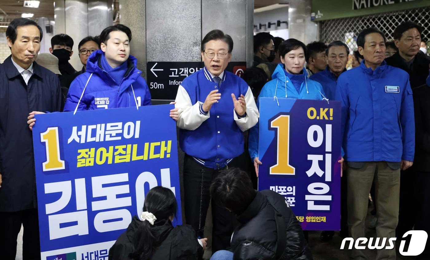 본문 이미지 - 이재명 더불어민주당 대표가 26일 오전 서울 아현역에서 김동아(서대문구갑), 이지은(마포구갑) 후보의 지지를 호소하고 있다. (공동취재) 2024.3.26/뉴스1 ⓒ News1 임세영 기자