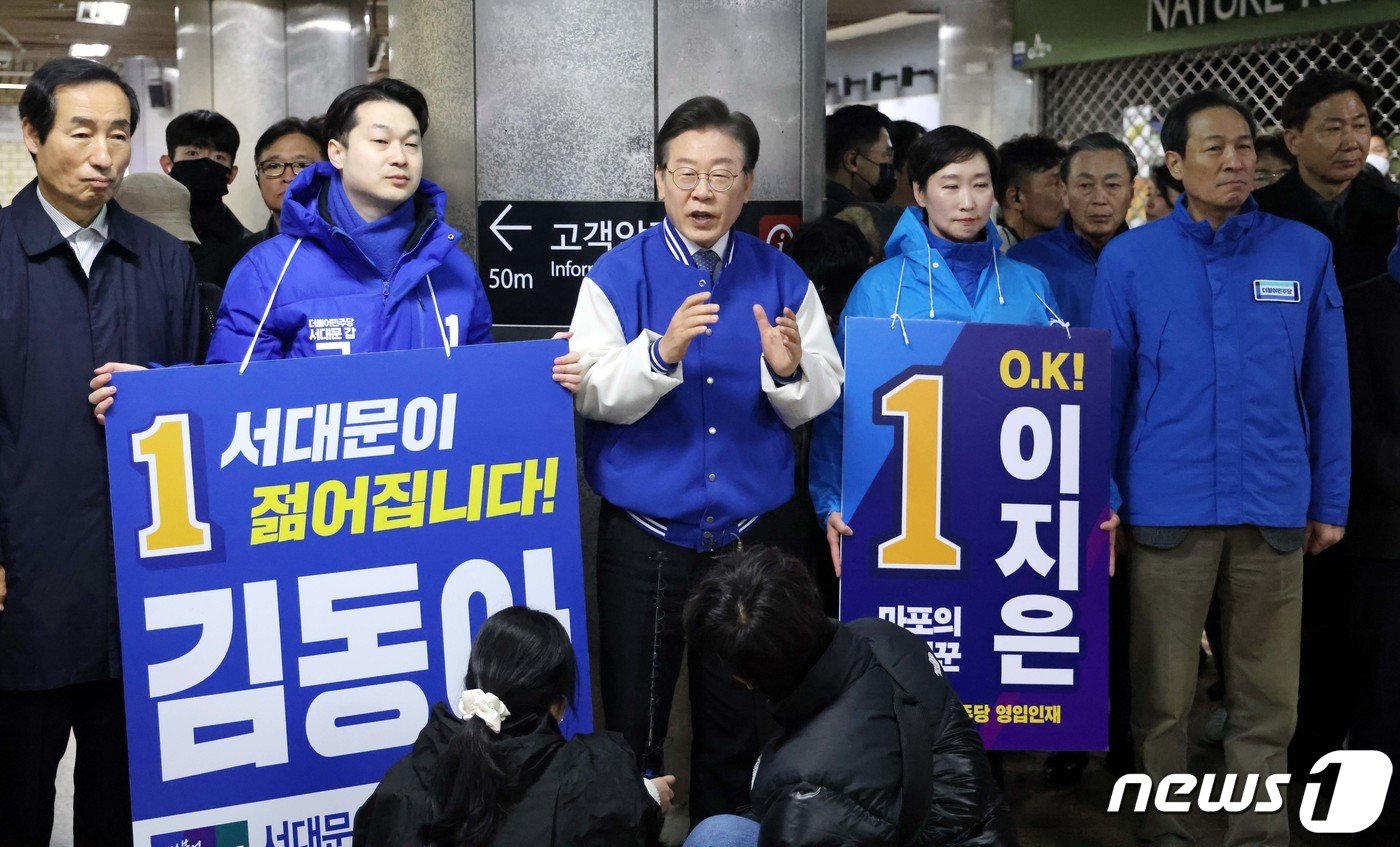 이재명 더불어민주당 대표가 26일 오전 서울 아현역에서 김동아&#40;서대문구갑&#41;, 이지은&#40;마포구갑&#41; 후보의 지지를 호소하고 있다. &#40;공동취재&#41; 2024.3.26/뉴스1 ⓒ News1 임세영 기자