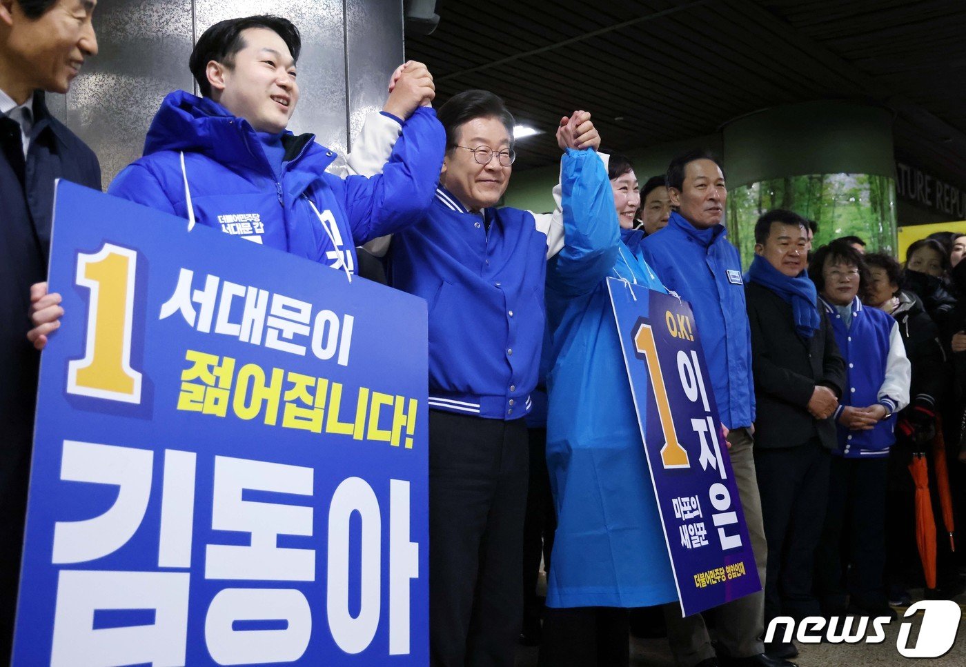 이재명 더불어민주당 대표가 26일 오전 김동아&#40;서대문구갑&#41;, 이지은&#40;마포구갑&#41; 후보와 함께 서울 아현역에서 출근길 시민들에게 인사를 하고 있다. &#40;공동취재&#41; 2024.3.26/뉴스1 ⓒ News1 임세영 기자