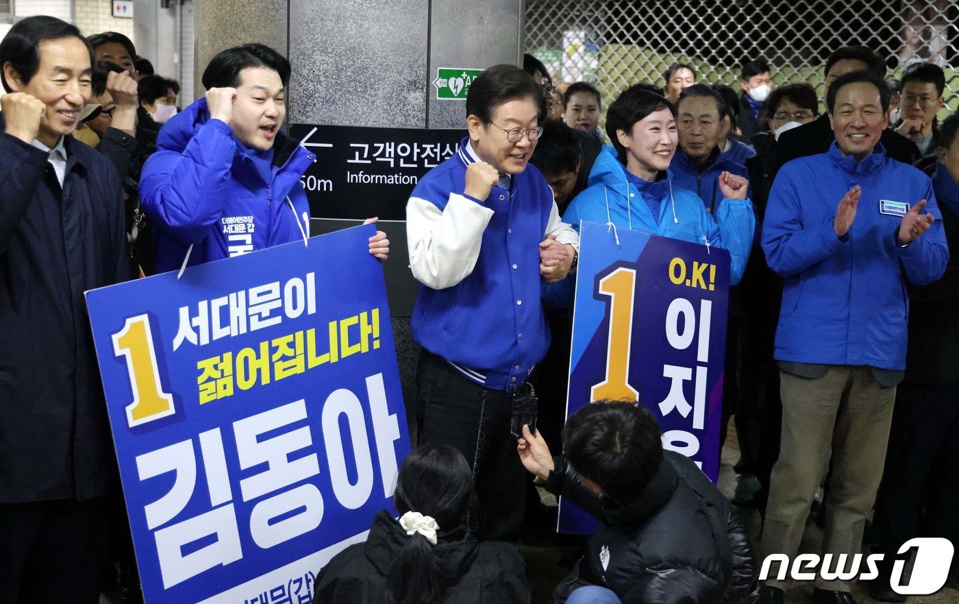 이재명 더불어민주당 대표가 26일 오전 서울 아현역에서 김동아&#40;서대문구갑&#41;, 이지은&#40;마포구갑&#41; 후보의 지지를 호소하고 있다. &#40;공동취재&#41; 2024.3.26/뉴스1 ⓒ News1 임세영 기자