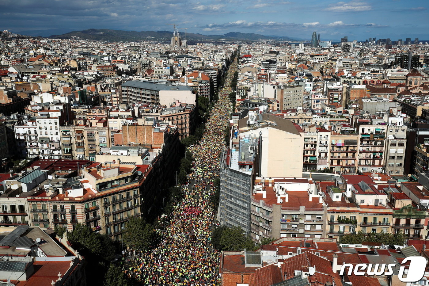 본문 이미지 - 스페인 바르셀로나에서 카탈루냐 국경일 '라 디아다'를 맞아 수천 명의 사람들이 사그라다 파밀리아 대성당 주위에 몰려들었다. 2017.09.11/ ⓒ 로이터=뉴스1 ⓒ News1 권진영 기자