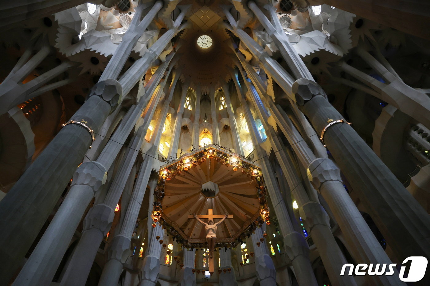 본문 이미지 - 스페인 바르셀로나에서 건설 중인 사그라다 파밀리아 대성당 내부에 십자가에 못 박힌 예수 그리스도상이 마련돼 있다. 2021.05.18/ ⓒ 로이터=뉴스1 ⓒ News1 권진영 기자