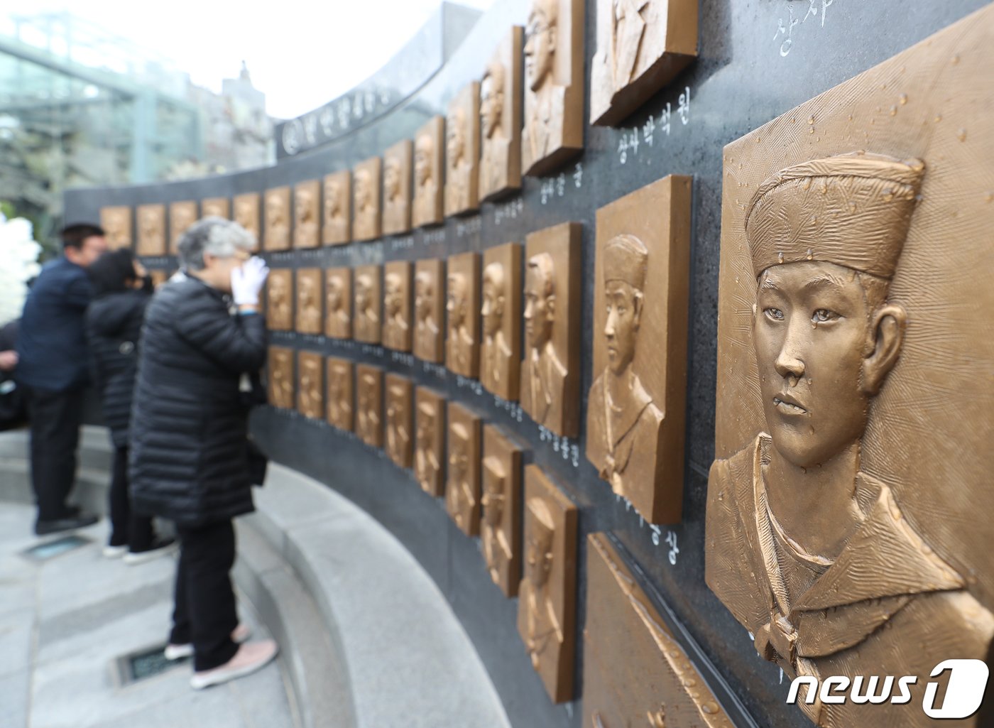 26일 오전 경기 평택시 해군 제2함대사령부에서 열린 &#39;제14주기 천안함 46용사 추모식&#39;에서 유가족들이 천안함 46용사 부조물을 어루만지고 있다. 2024.3.26/뉴스1 ⓒ News1 김영운 기자