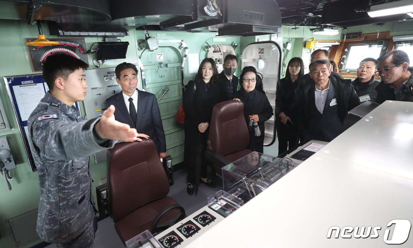 본문 이미지 - 제14주기 천안함 46용사 추모식이 열린 26일 오전 경기 평택시 해군 제2함대사령부에서 유가족들이 천안함 함교를 둘러보고 있다. 2024.3.26/뉴스1 ⓒ News1 김영운 기자