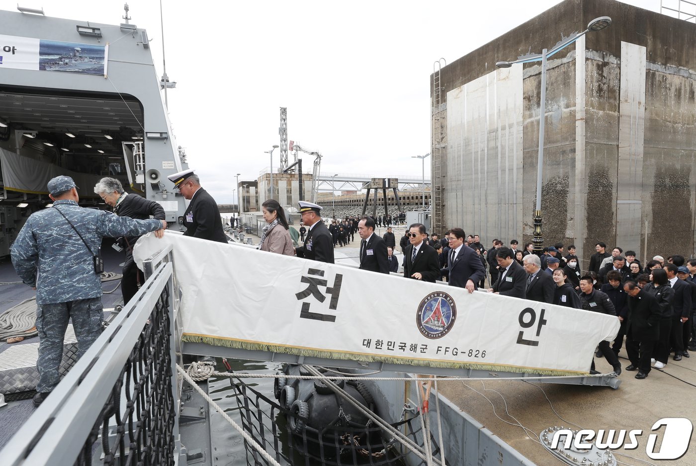 본문 이미지 - 제14주기 천안함 46용사 추모식이 열린 26일 오전 경기 평택시 해군 제2함대사령부에서 유가족들이 천안함에 승선하고 있다. 2024.3.26/뉴스1 ⓒ News1 김영운 기자