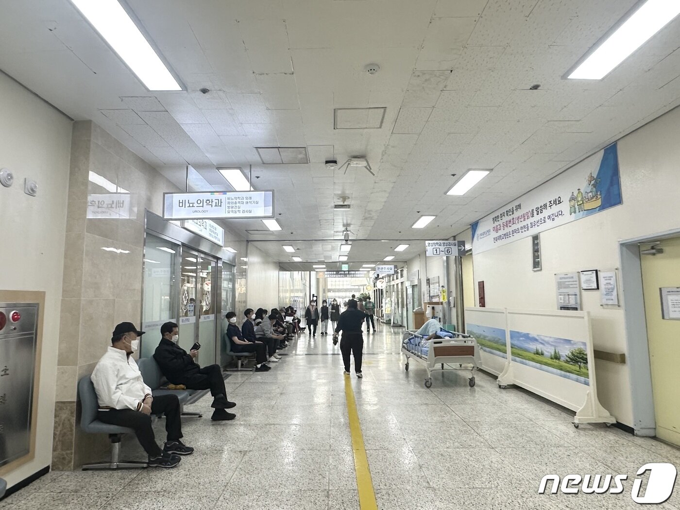 본문 이미지 - 26일 전북 전주시 전북대학교 병원에서 내원객들이 진료대기를 하고 있다. 2024.3.26/뉴스1 ⓒ News1 장수인 기자
