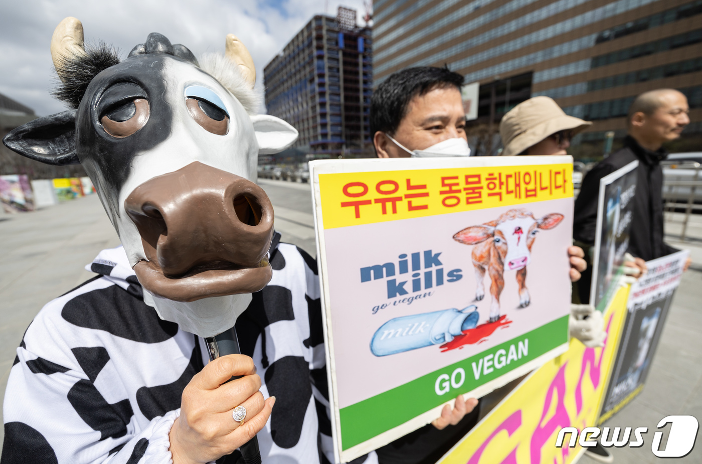 (서울=뉴스1) 이재명 기자 = 한국채식연합 회원들이 26일 오후 서울 세종대로 광화문광장에서 열린 '건강을 망치고, 동물을 망치는 우유' 기자회견에서 발언을 하고 있다. 2024 …