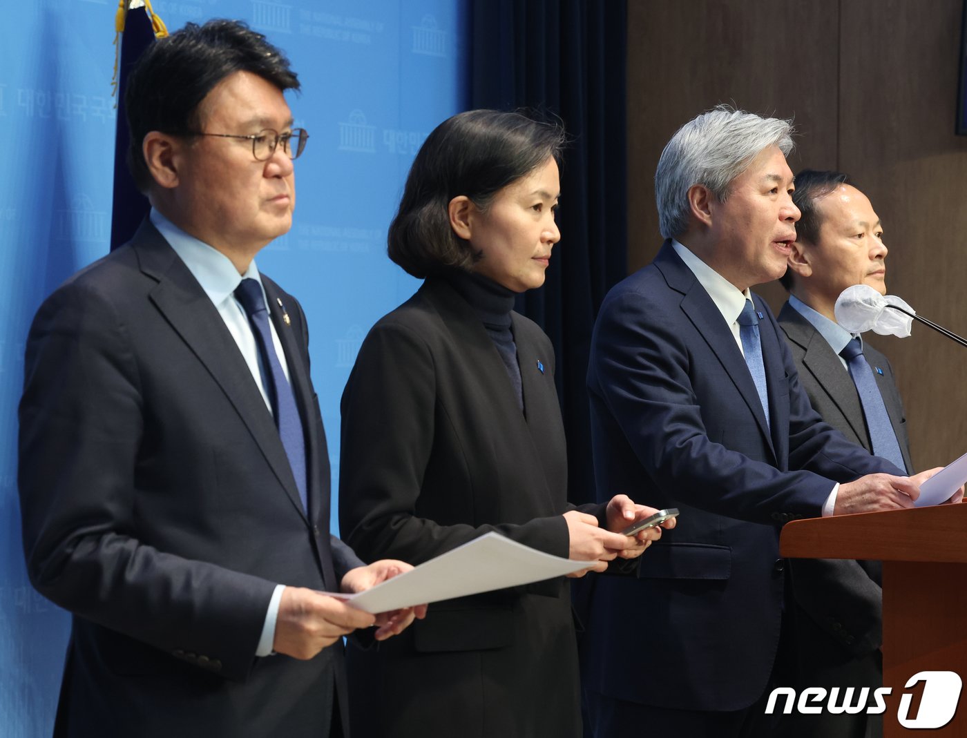 본문 이미지 - 서왕진 조국혁신당 정책위의장과 박은정, 황운하 후보가 26일 서울 여의도 국회 소통관에서 기후위기 대응 ‘3080햇빛바람정책패키지’ 정책공약 발표를 하고 있다. 2024.3.26/뉴스1 ⓒ News1 송원영 기자