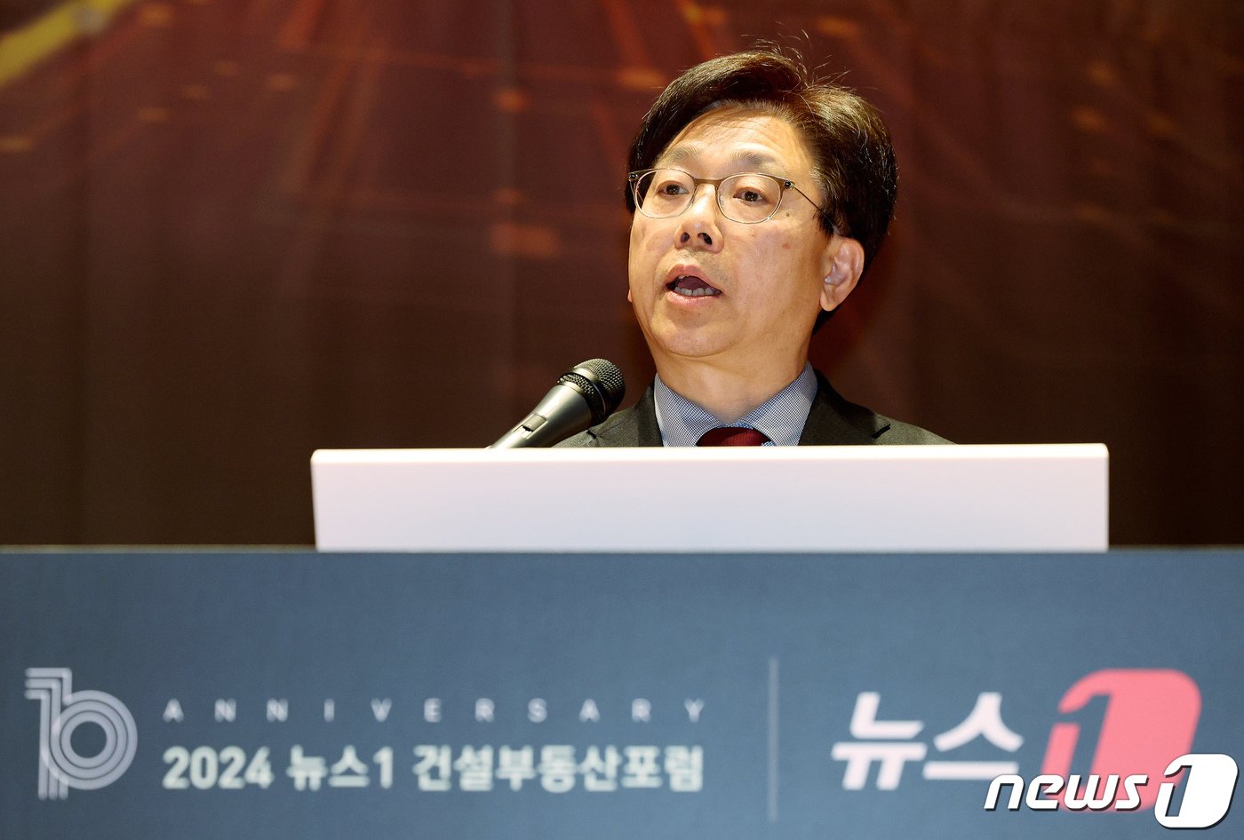 본문 이미지 - 이영섭 뉴스1 대표이사가 26일 서울 여의도 한국거래소 컨퍼런스홀에서 열린 2024 뉴스1 건설부동산포럼에서 개회사를 하고 있다. 10주년을 맞은 이번 건설부동산 포럼은 신도시·메가시티·GTX 속도내는 도시혁신을 주제로 개최됐다. 2024.3.26/뉴스1 ⓒ News1 장수영 기자